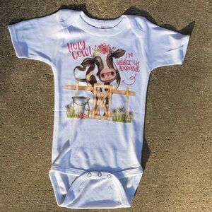 Laughing Giraffe Baby Onesie 12–18M “Holy Cow I’m Udderly Adorable” Graphic